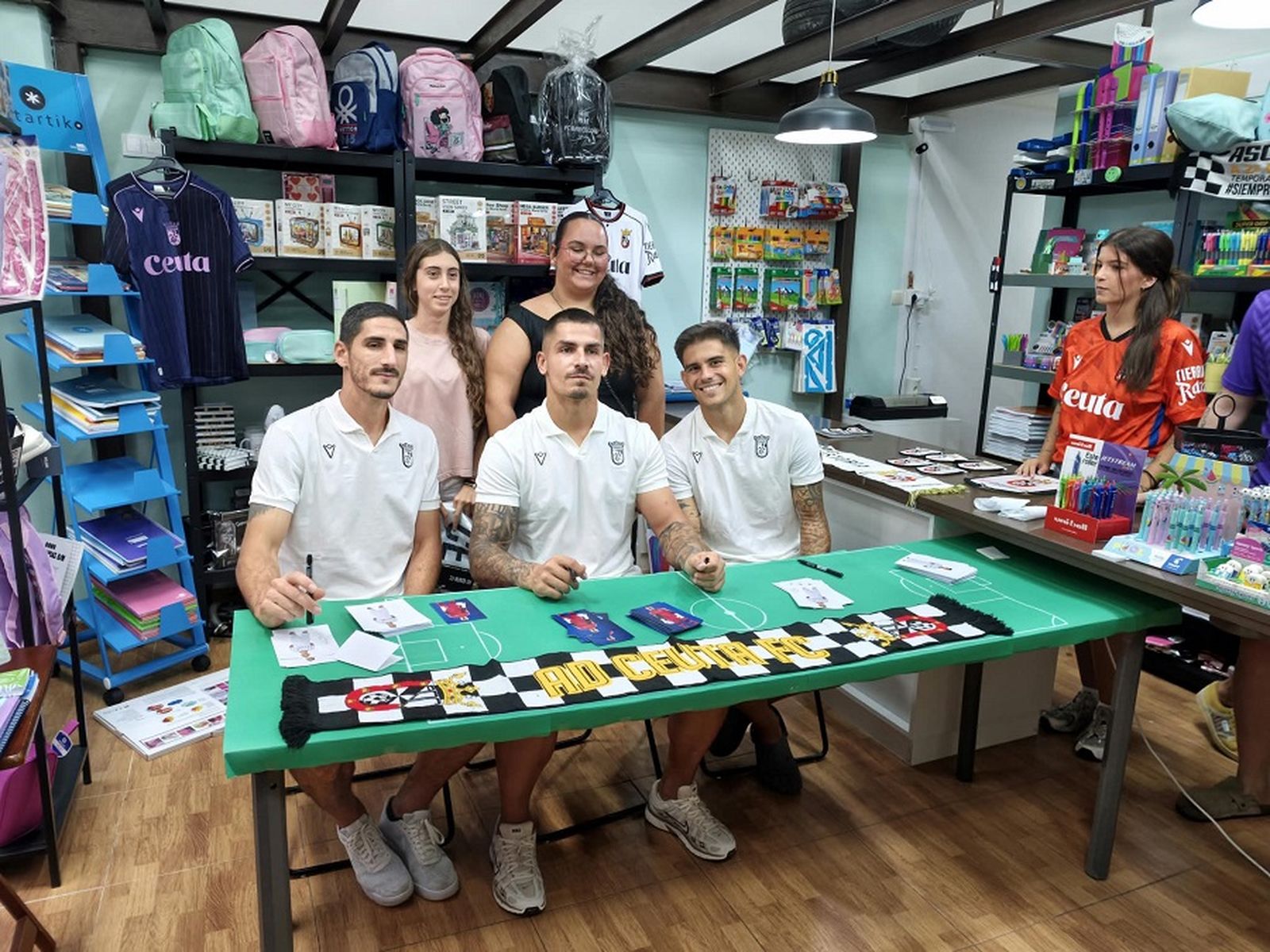 Firma de los jugadores de la AD Ceuta