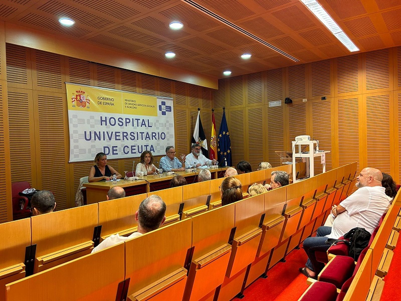 La directora general del INGESA, Isabel Muñoz, interviene durante la reunión con las asociaciones de pacientes de Ceuta. / FOTO CEDIDA