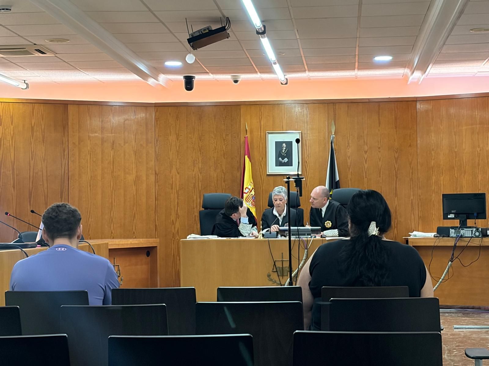Los dos acusados que han comparecido este martes, sentados frente al tribunal.
