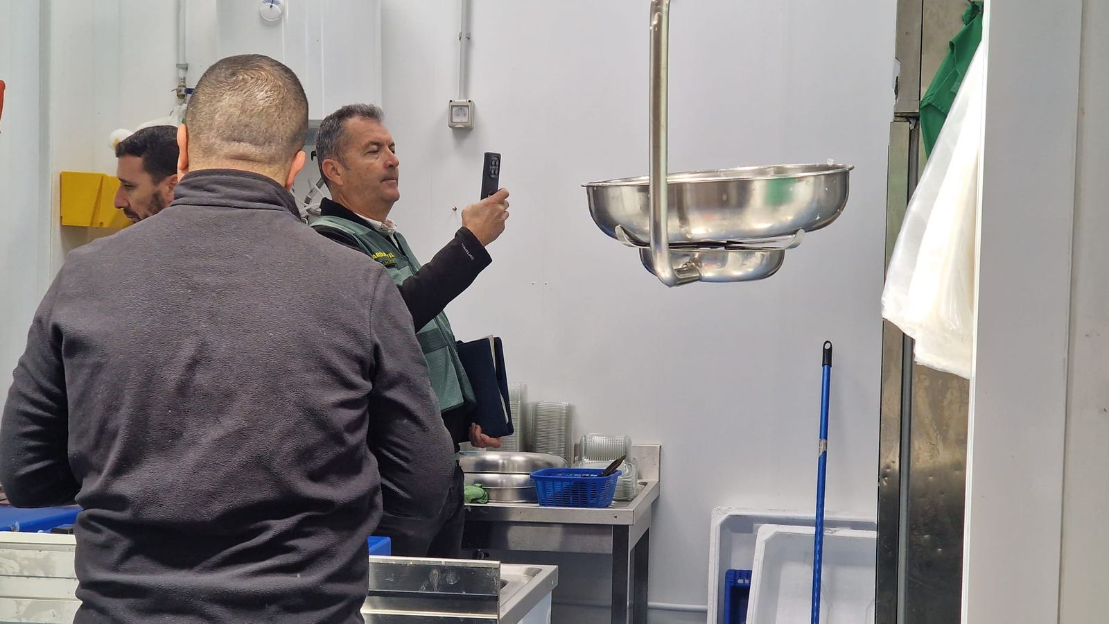 Inspección higiénico-sanitaria de la Guardia Civil en el Mercado Central