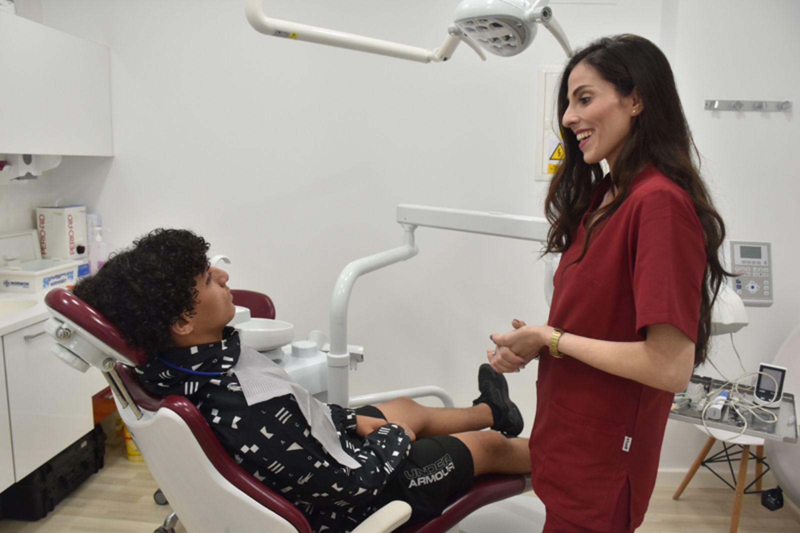 Paula Larrea atendiendo a uno de sus pacientes. / FOTO G.S.