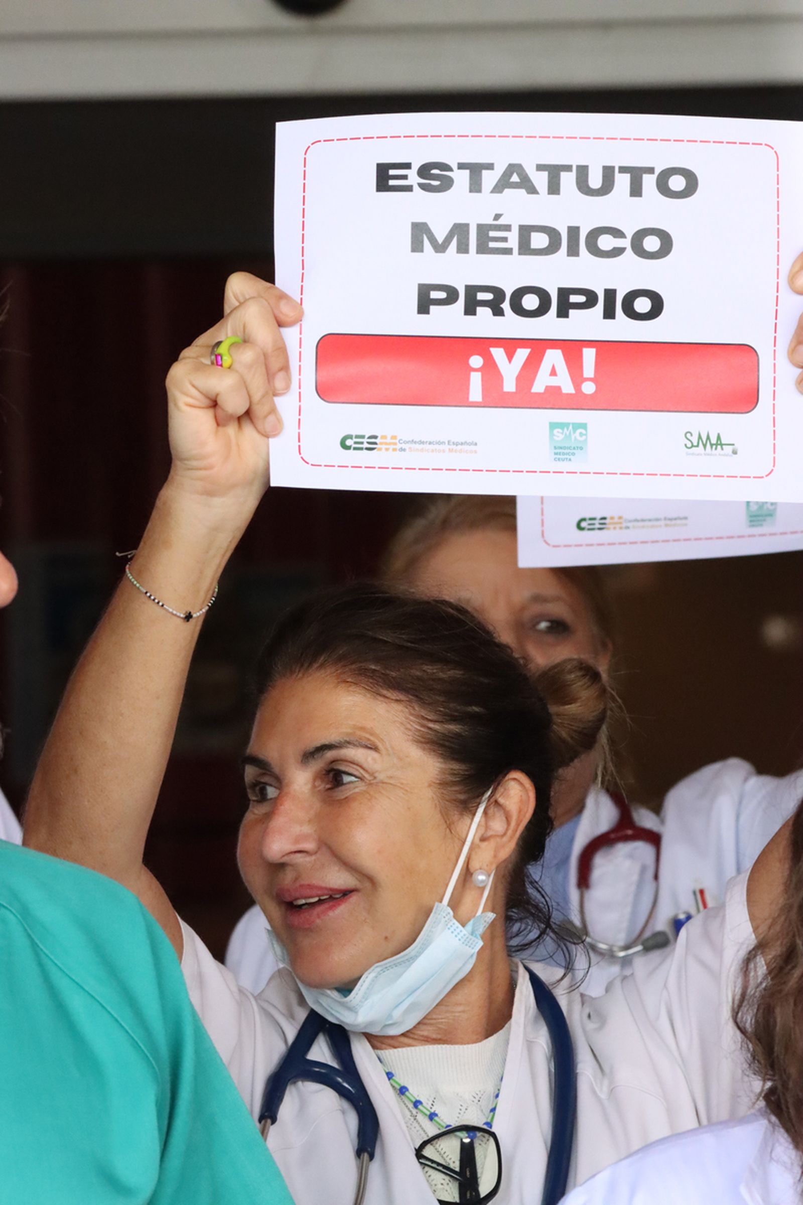 Concentración de médicos a las puertas del hospital de Ceuta para exigir un estatuto propio