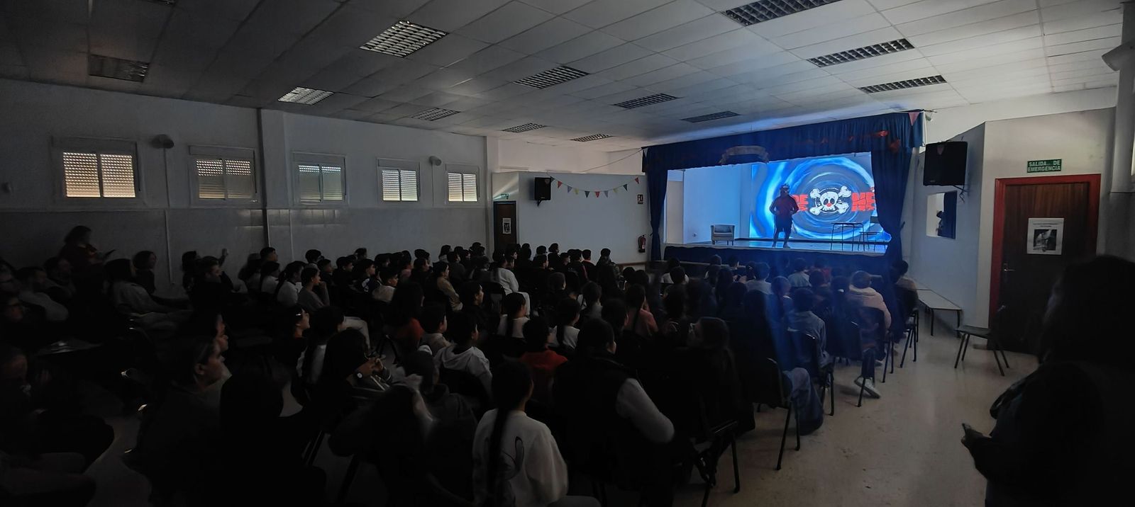 El CEIP Rey Juan Carlos I disfruta con una obra de teatro contra el Bullying en el Día de la Paz