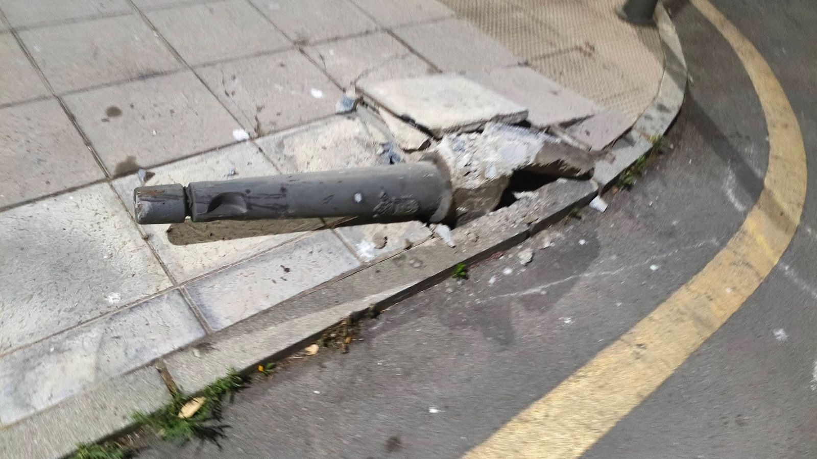 Una pilona destrozada en la avenida principal de Miramar Alto
