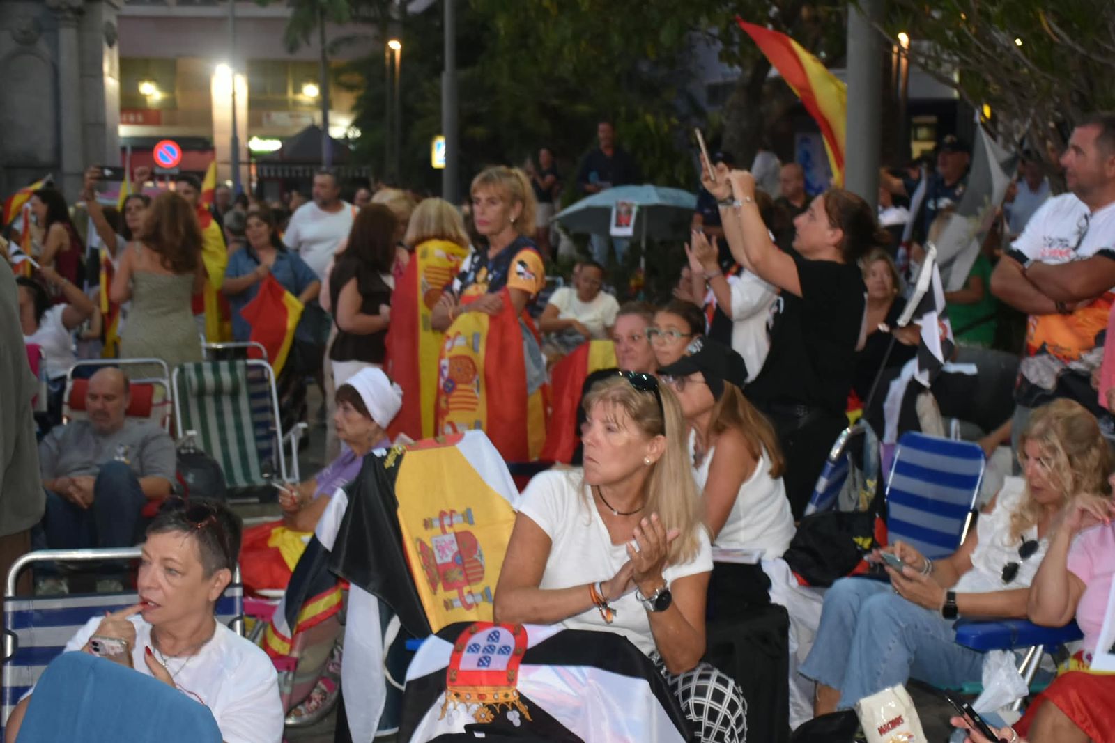 La Plaza de los Reyes se convierte en un gran salón para arropar a Vivas