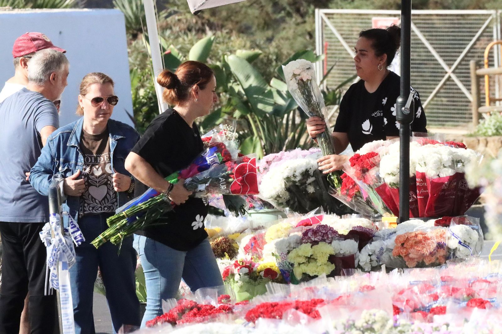 Flores y recuerdo a los difuntos en Santa Catalina Flores y recuerdo a los difuntos en Santa Catalina
