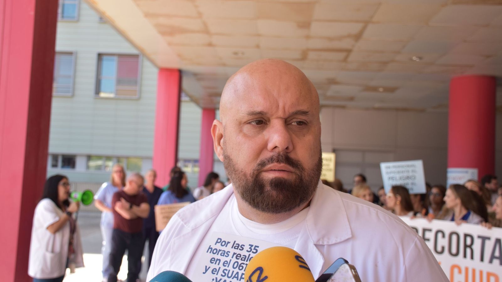 El presidente de la Junta de Personal del INGESA, de CSIF, Alejandro Artero, en declaraciones a la prensa durante la concentración en el HUCE contra el modelo de jornada de 35 horas