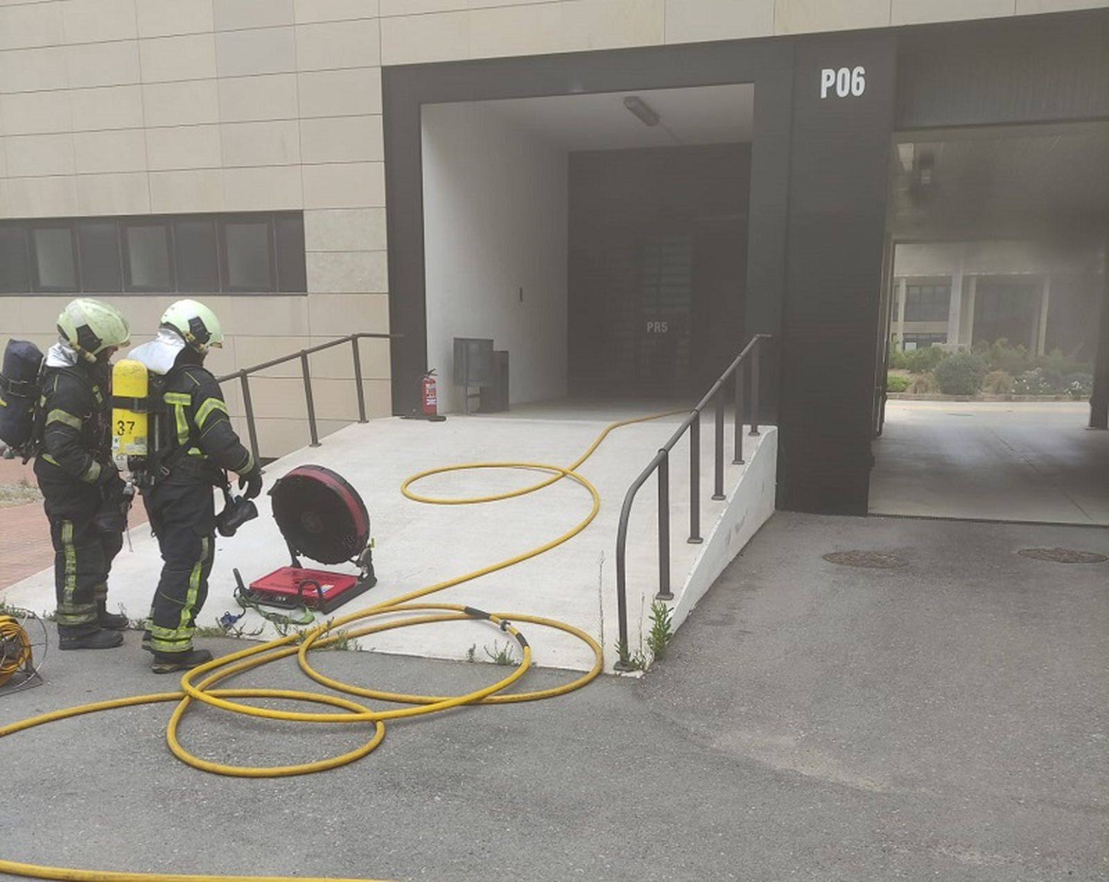 Bomberos actuando en Fuerte Mendizábal este domingo. / FOTO CEDIDA