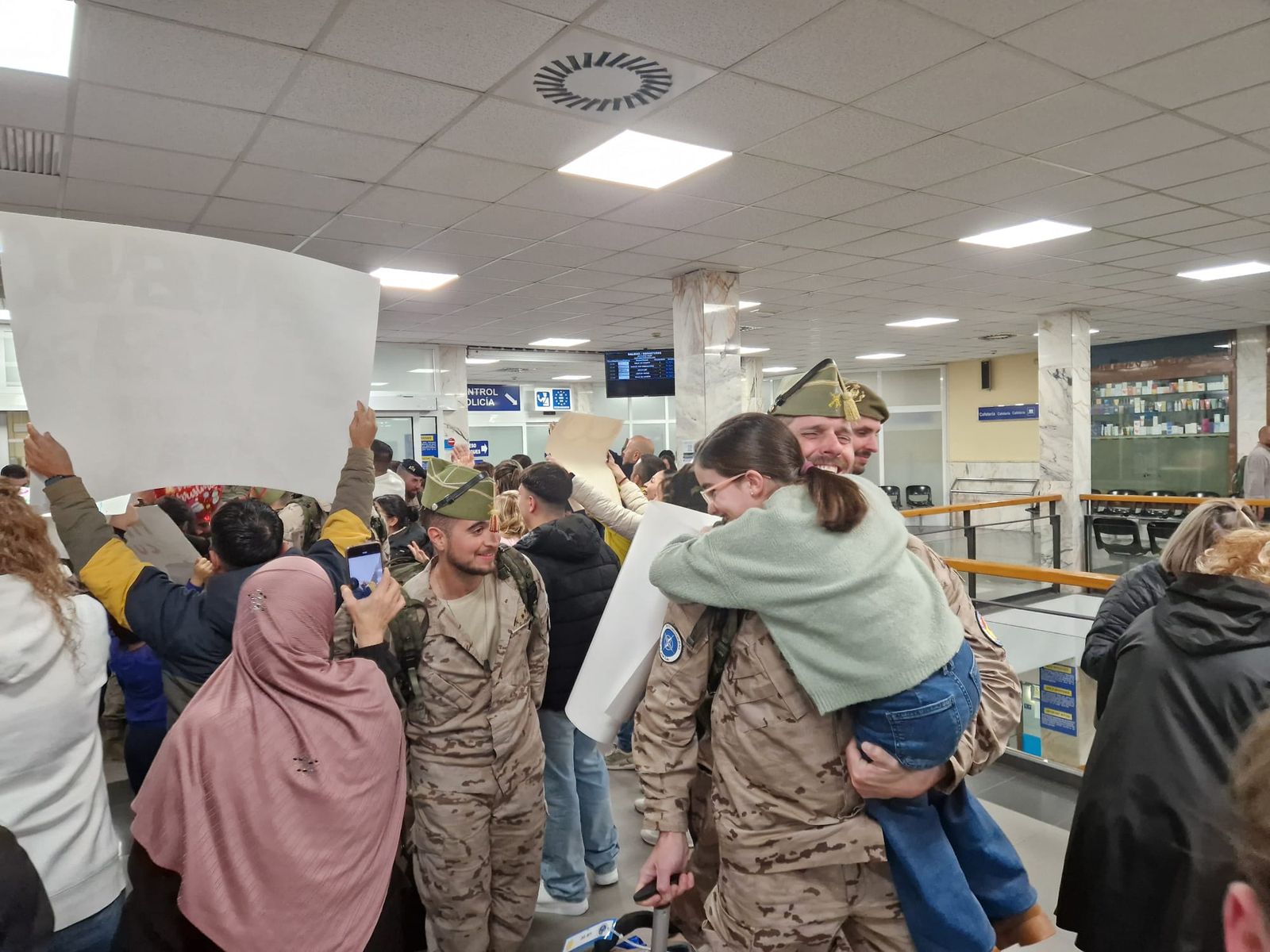 FOTOGALERÍA | De Irak a los brazos de su gente: fotogalería del regreso de la COMGECEU