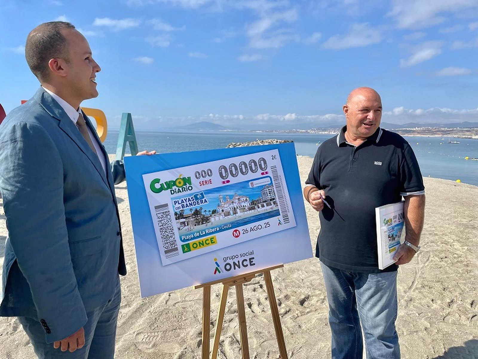 Nicola Cecchi junto al director de la ONCE en Ceuta este jueves en la Playa de la Ribera. / FOTO REDUAN