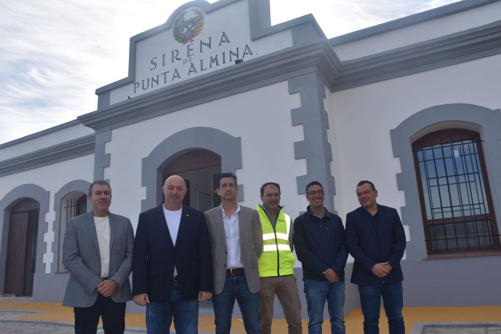 Diego Martínez, Nicola Cecchi y Juan Antonio Hidalgo frente al nuevo edificio