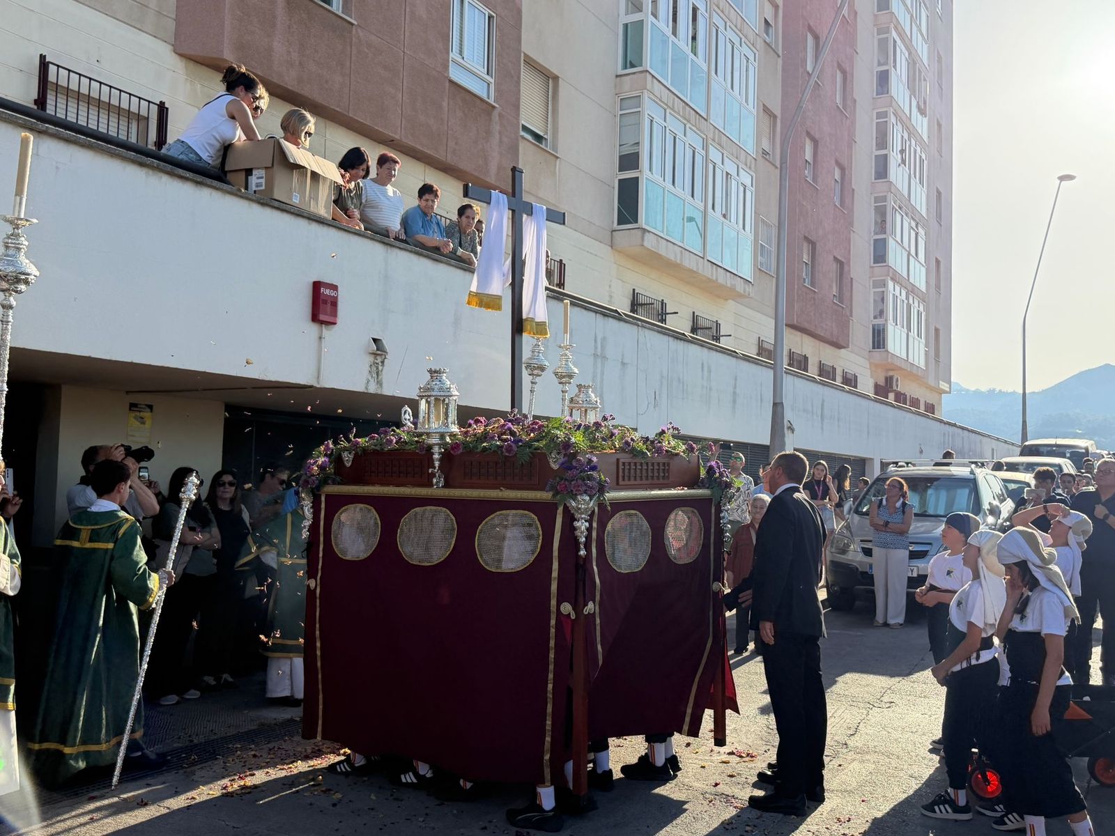 Emotiva procesión de la Cruz de Mayo de Parques de Ceuta por la barriada