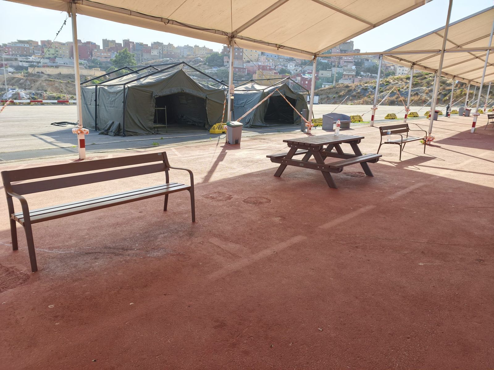 Recursos provisionales de acogida de migrantes en la explanada de Loma Colmenar