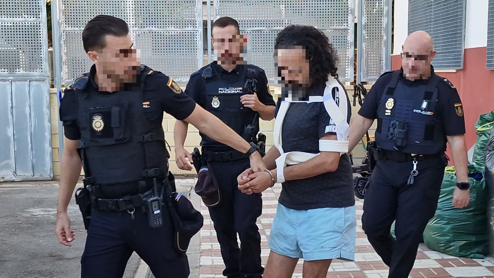 Los tres detenidos por la muerte del recién nacido vuelven a los Juzgados desde los calabozos