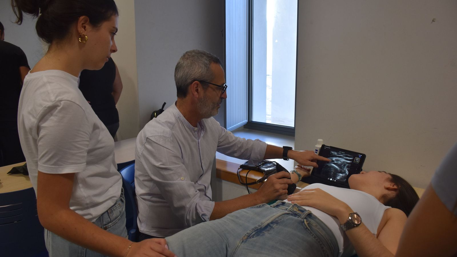 Sergio Toribio muestra a los alumnos cómo usar el ecógrafo