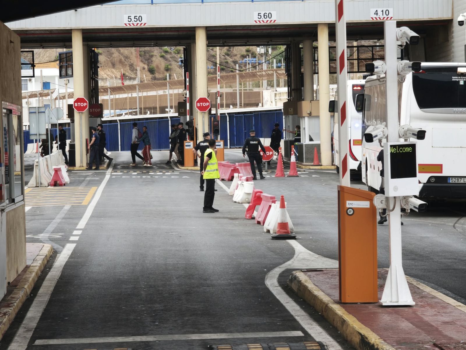 La policía acompaña a la frontera a los migrantes que quieren retornar a Marruecos