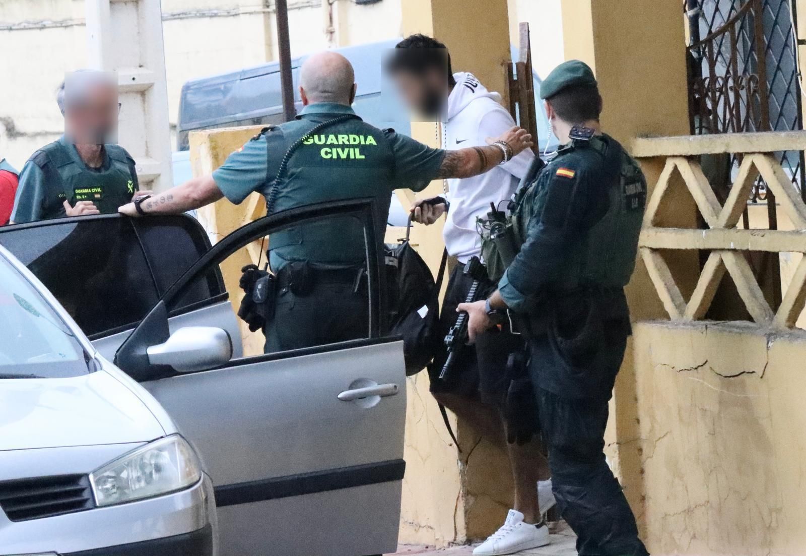 La operación, que continúa abierta, se enmarca en un dispositivo de carácter nacional en el que también participan unidades de la Guardia Civil en Algeciras (Cádiz) y Coín (Málaga) La operación, que continúa abierta, se enmarca en un dispositivo de carácter nacional en el que también participan unidades de la Guardia Civil en Algeciras (Cádiz) y Coín (Málaga)