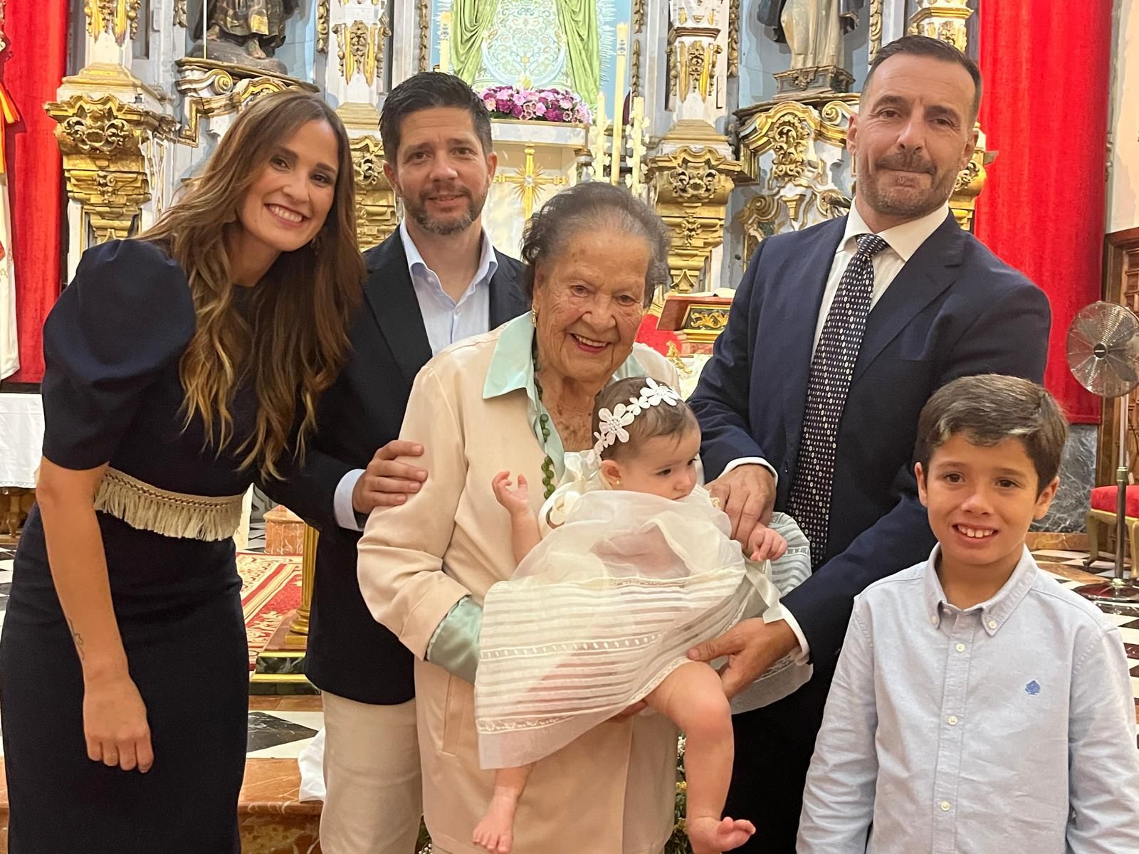 Fabián y Alba reciben el sacramento del bautismo