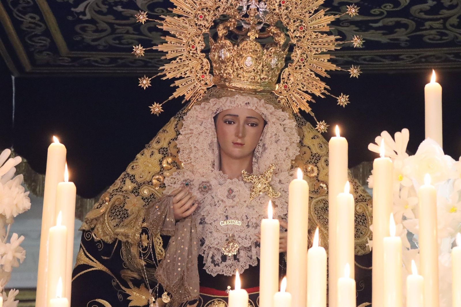 Cuarenta y cinco hombres bajo las trabajaderas y uno "ayudando desde el cielo"