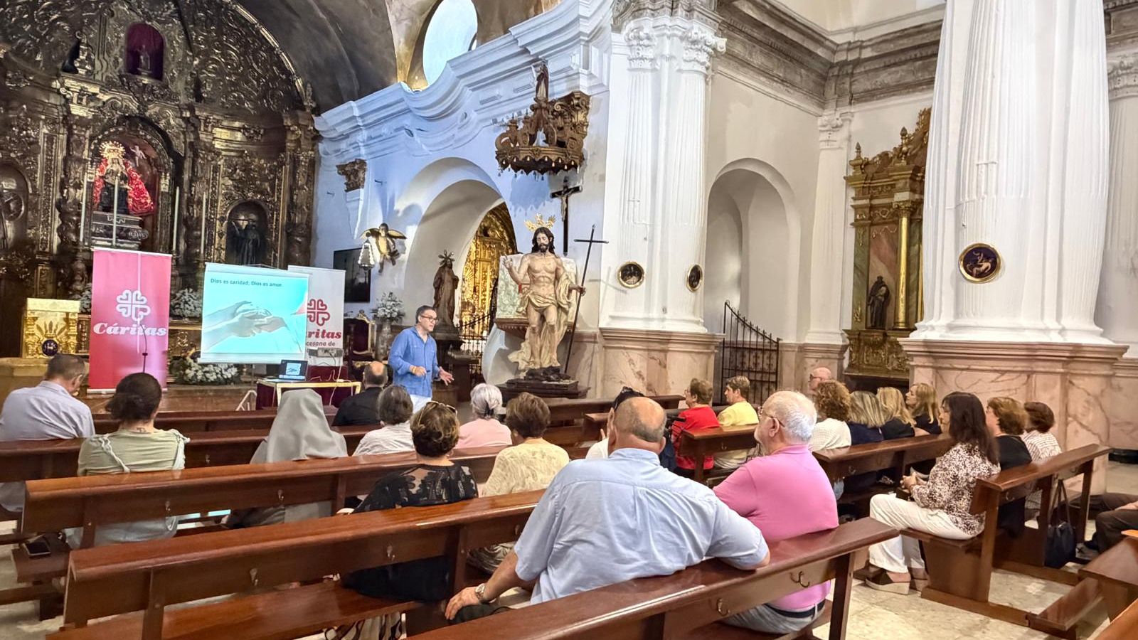 Asistentes a la charla de este lunes en el Santuario de África.