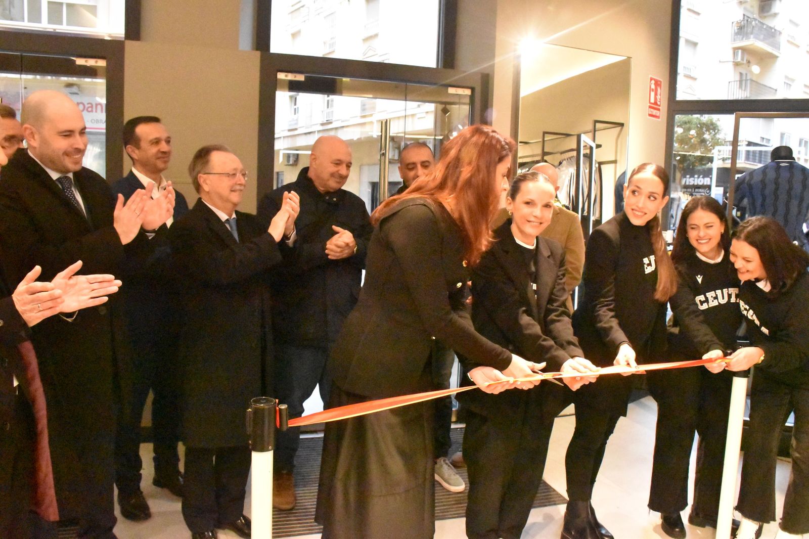 La AD Ceuta inaugura su nueva tienda con la presencia de Vivas y Luhay