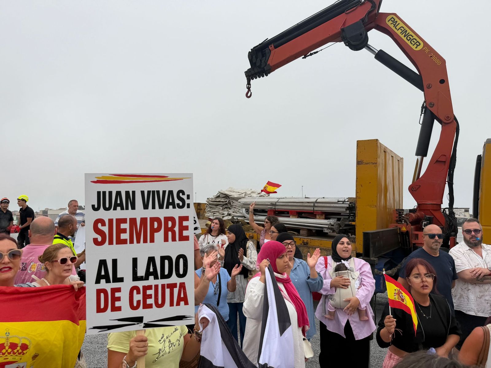 Ceutíes protestan contra la instalación de un recurso de acogida frente a la guardería de África hace unos días
