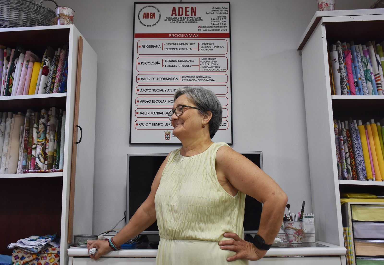 Soledad Rodríguez, usuaria de ADEN, posa en la sede de la entidad