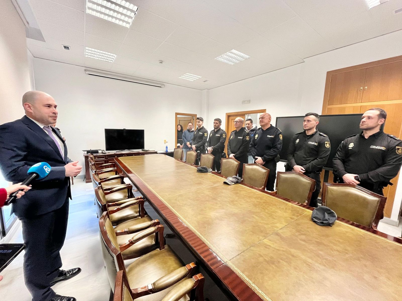 Pérez Triano hablando con los nuevos agentes