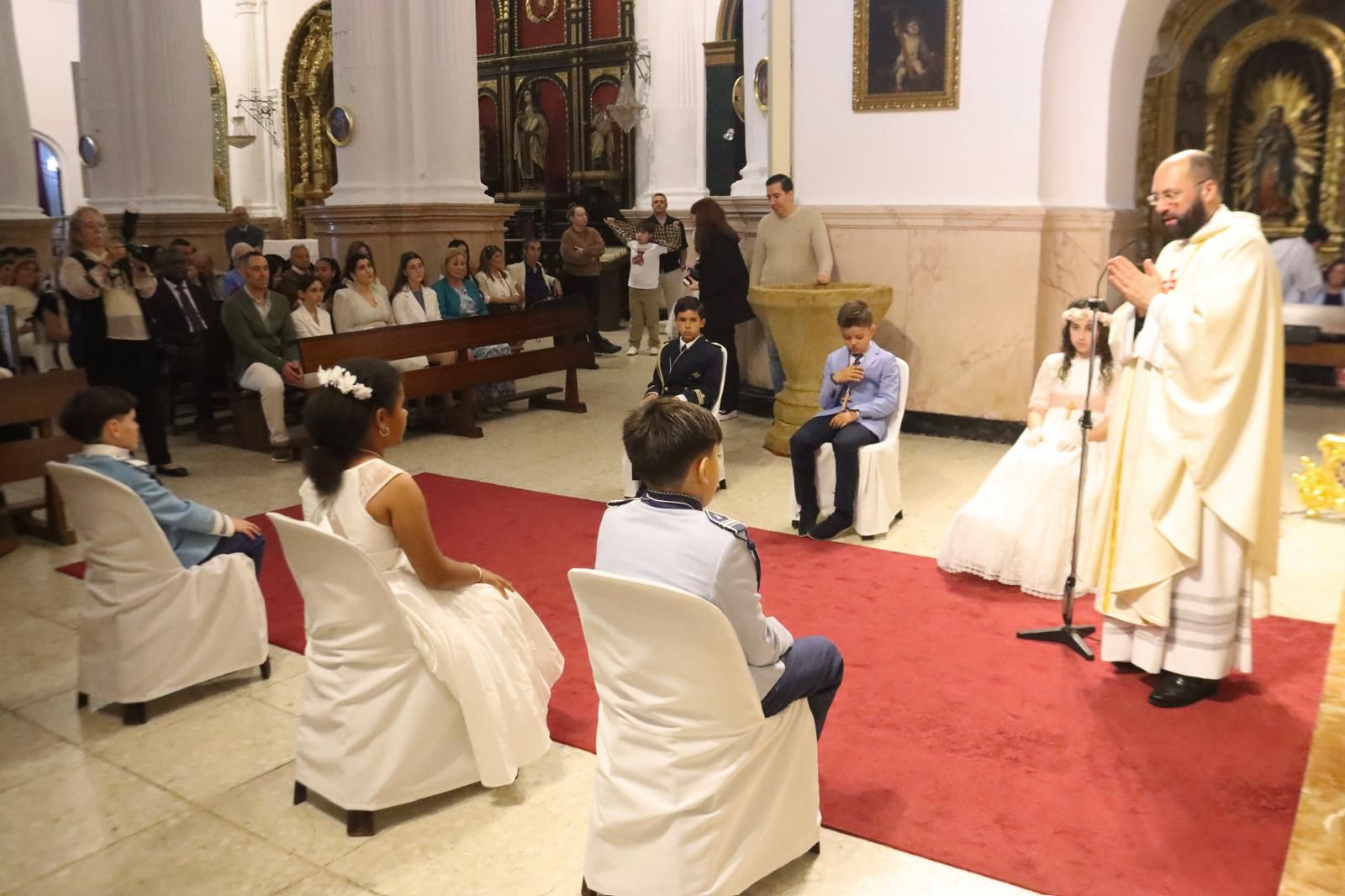 El vicario oficia comuniones en el Santuario de la Virgen de África