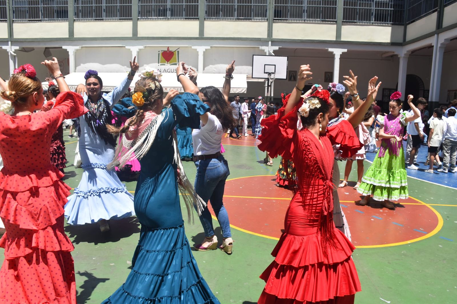 El Colegio de San Agustín disfruta de una feliz jornada solidaria con su Cruz de Mayo