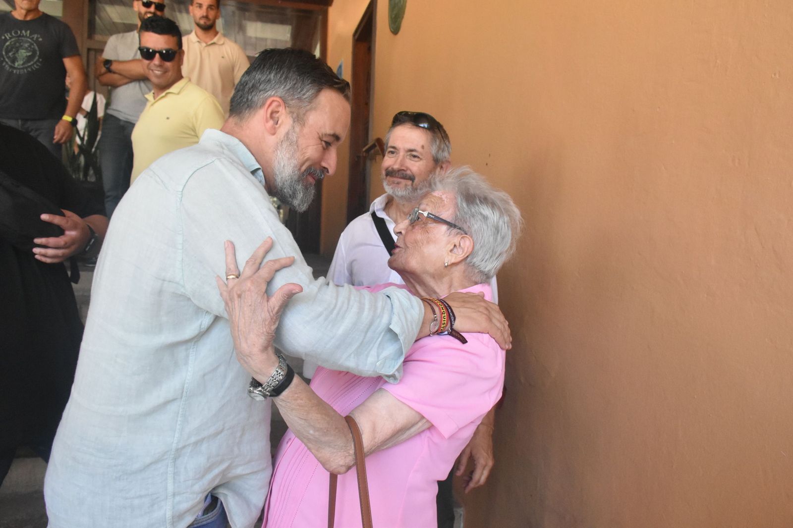 Abascal saluda a una señora mayor ceutí antes de su comparecencia este domingo en Ceuta