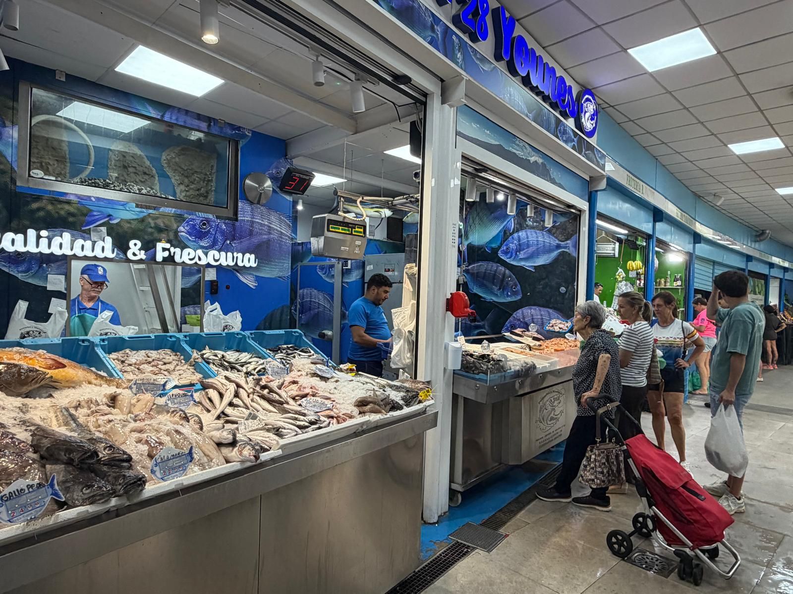 Muchos puestos del Mercado Central aguantan abiertos “hasta lo que se pueda”