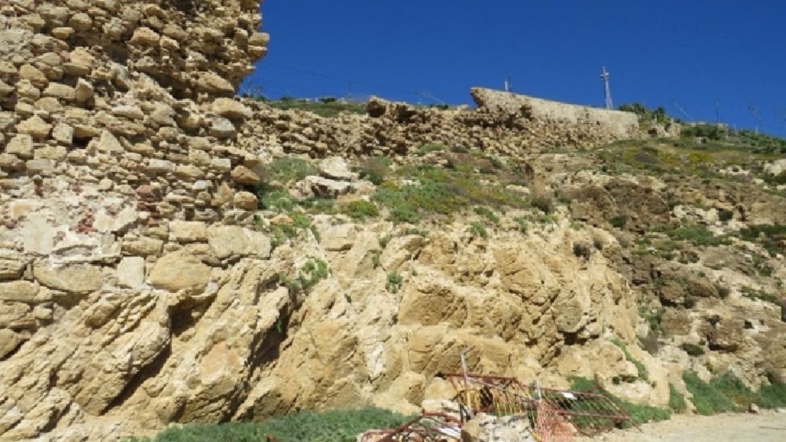 Ecologistas en Acción denuncia la presencia de una muralla con zonas derruidas por falta del plan de protección del conjunto histórico
