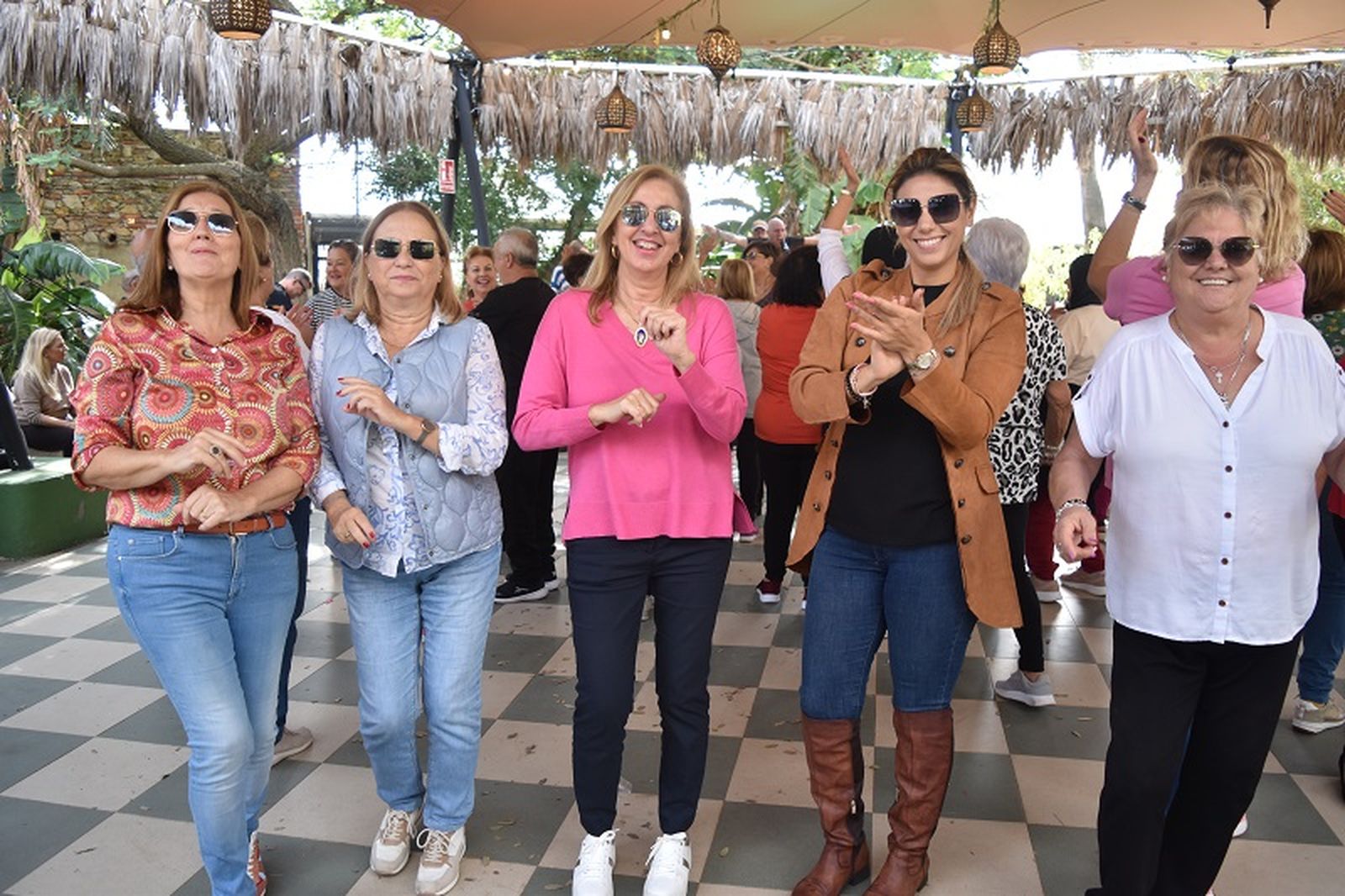 María Contreras, Adela Nieto o Nabila Benzina bailaron en la pista con la orquesta este jueves / FOTO NICOL'S