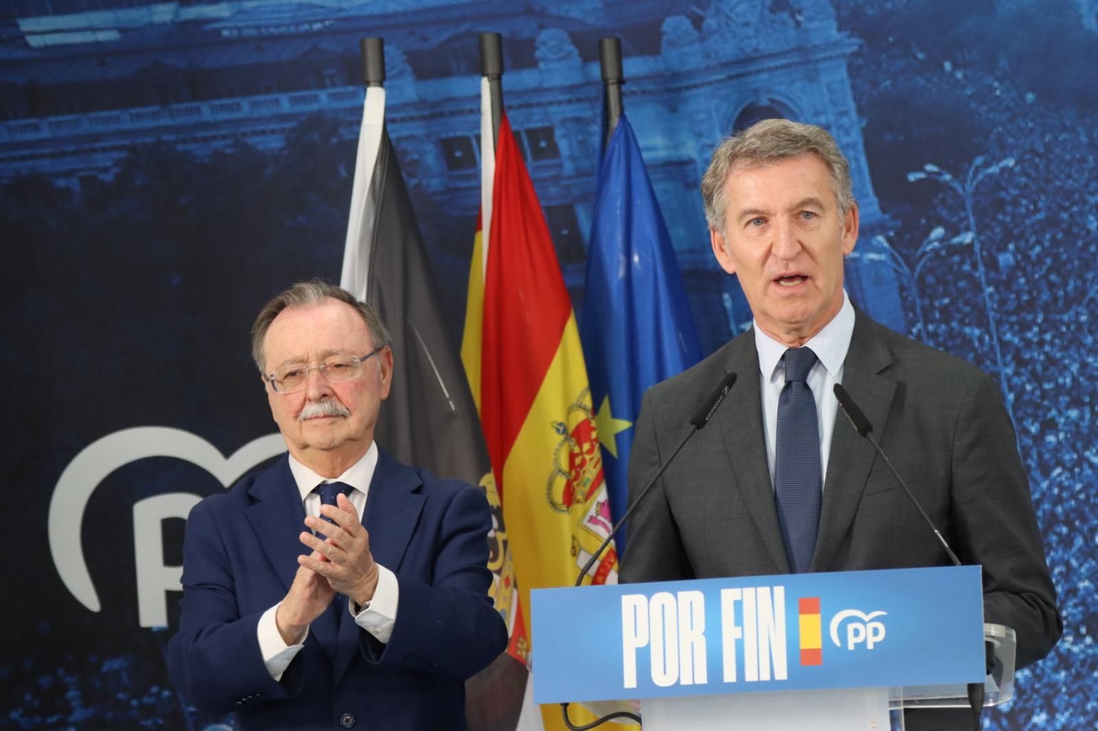 El presidente del PP nacional, Alberto Núñez Feijóo, junto a Juan Vivas durante el primer acto de precampaña electoral