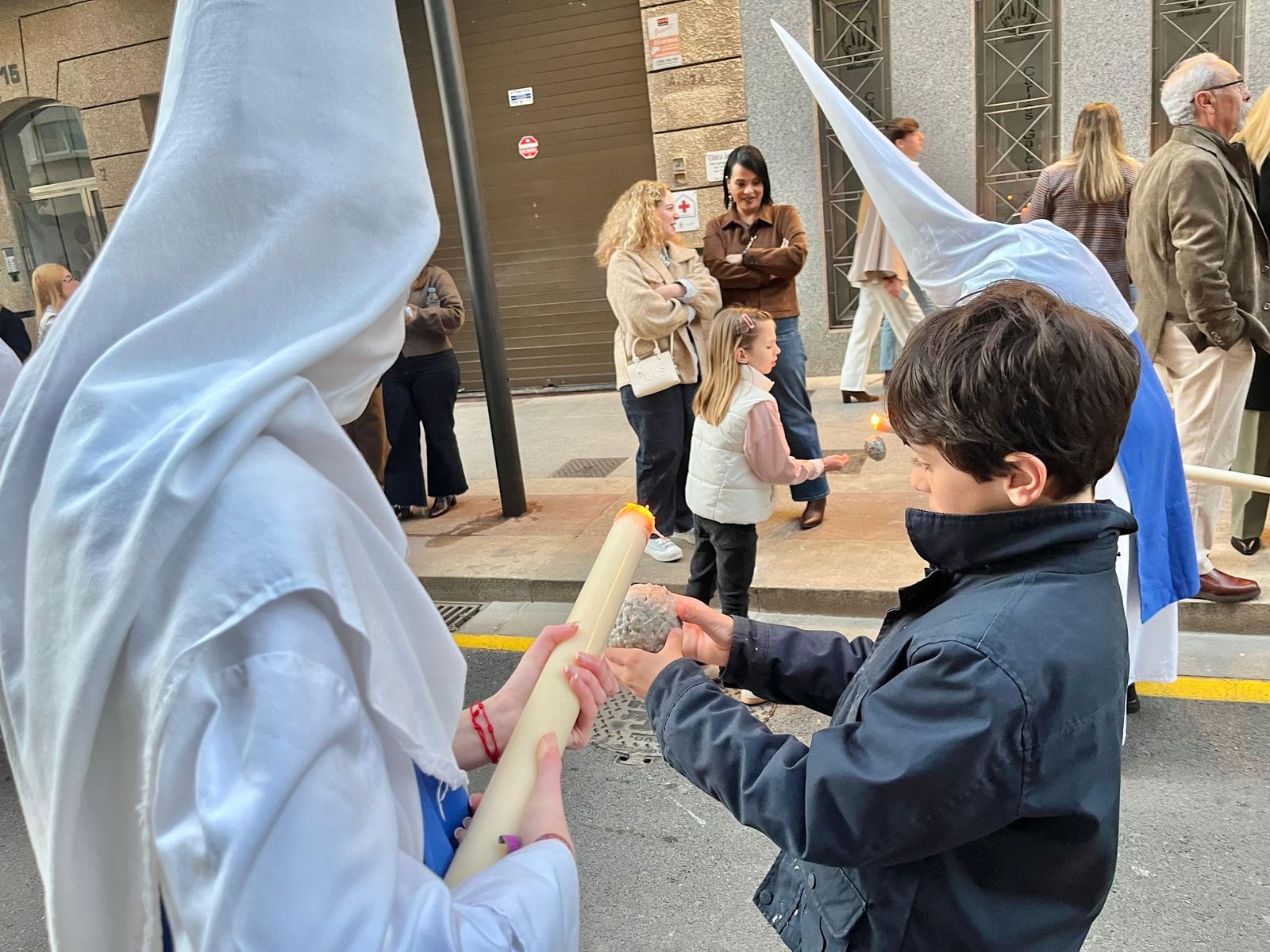 Cuarenta y cinco hombres bajo las trabajaderas y uno "ayudando desde el cielo"