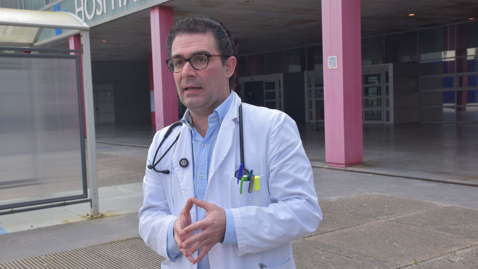 El neurólogo del HUCE, Rafael Merino, durante una entrevista concedida a El Pueblo a las puertas del hospital