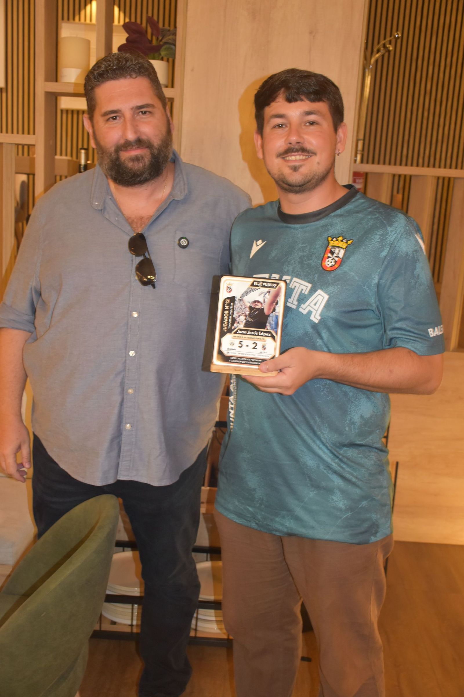 El Pueblo de Ceuta reúne a sus ‘Jugadores nº12’ y convierte su pasión por el Ceuta en cromos