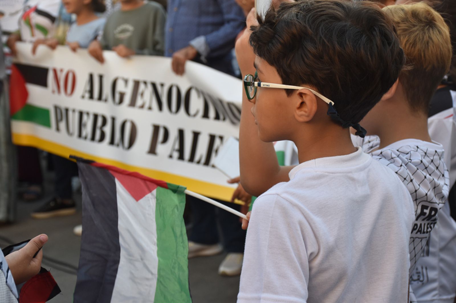 Dos niños observan a los participantes en una concentración pro-palestina celebrada el pasado octubre en Ceuta. / FOTO G.S.