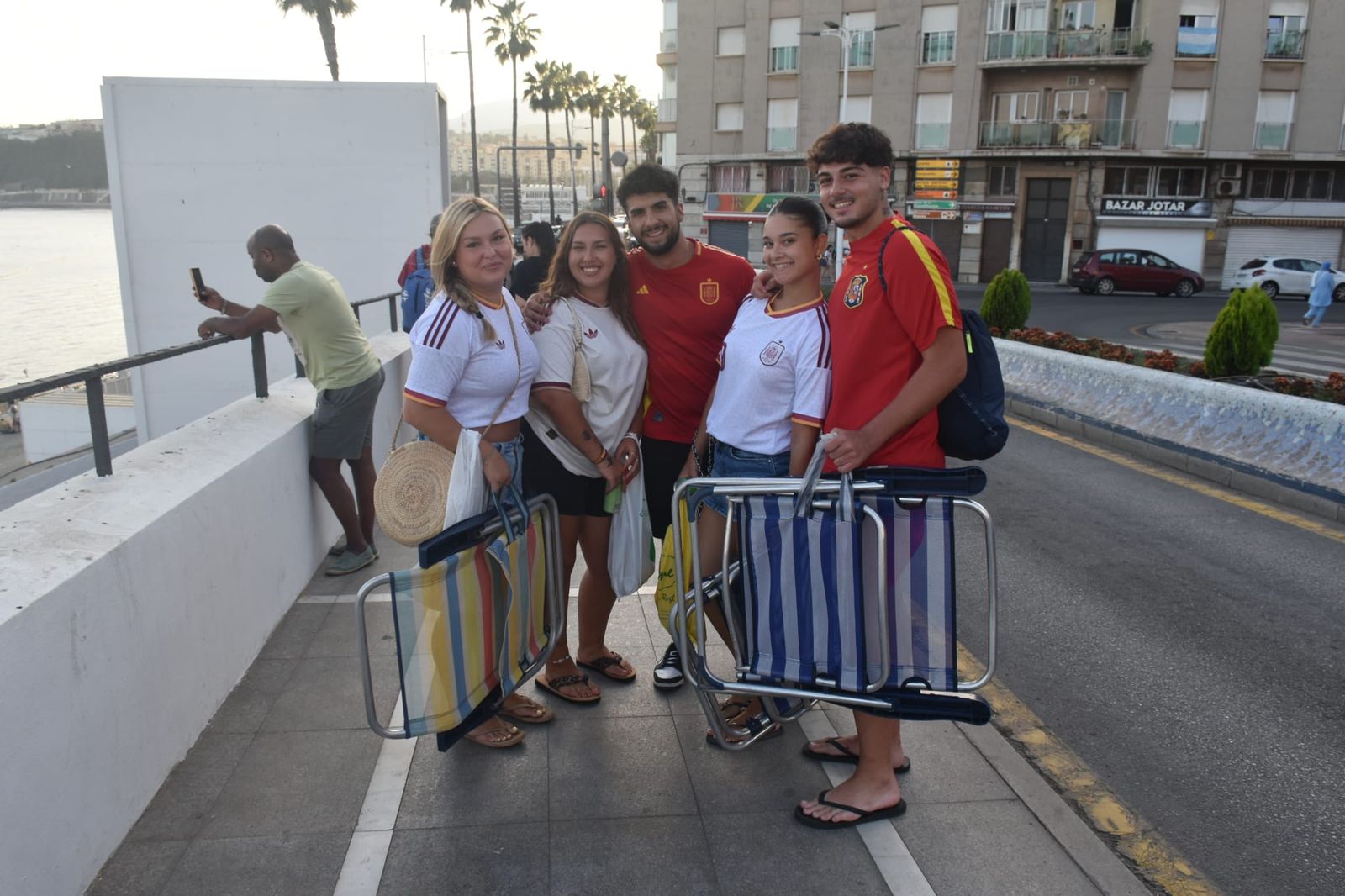 Ceuta se vuelca con España y pinta de rojo y amarillo La Ribera