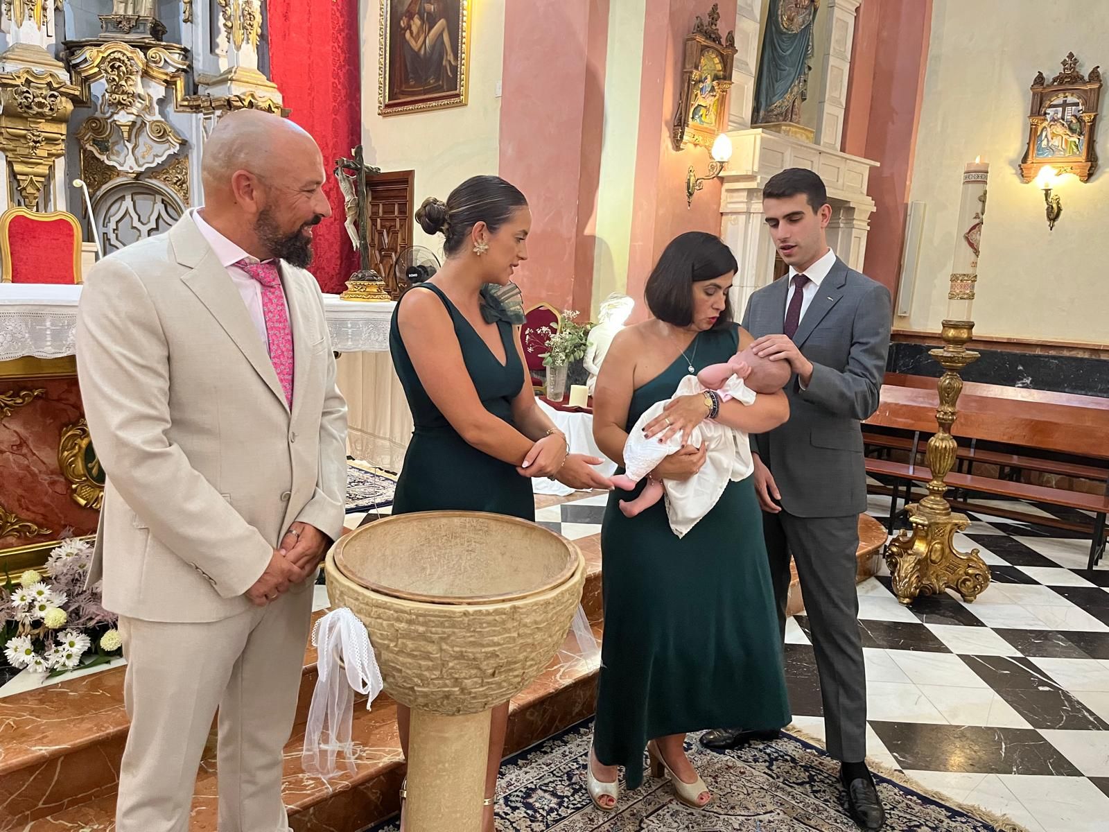 María recibe el Sacramento del bautismo