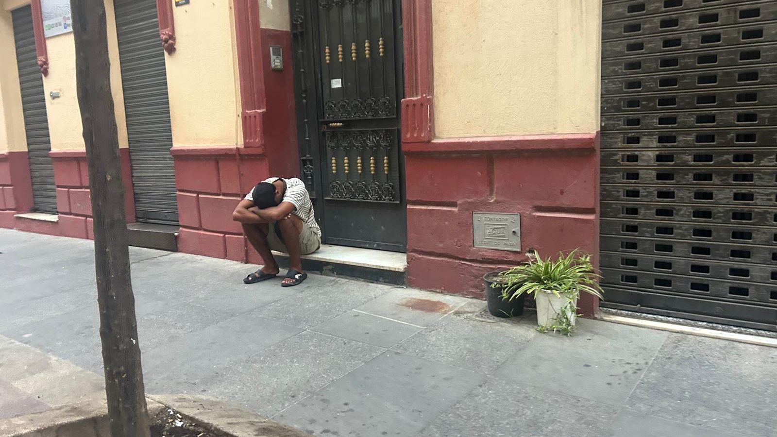 Un inmigrante duerme en la calle Jáudenes, este viernes