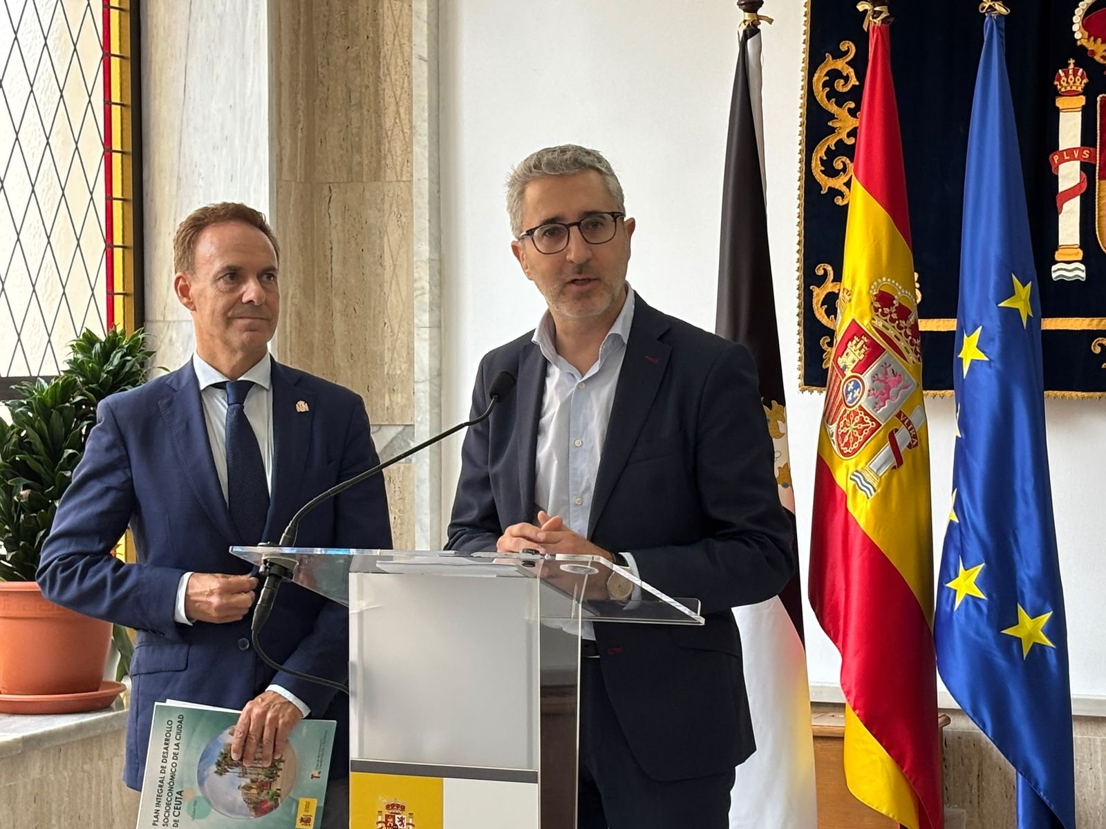 El ministro de Hacienda, Arcadi España, anuncia que el próximo martes se aprobará un Real Decreto Ley para afrontar los gastos extraordinarios soportados por la Ciudad durante los últimos meses