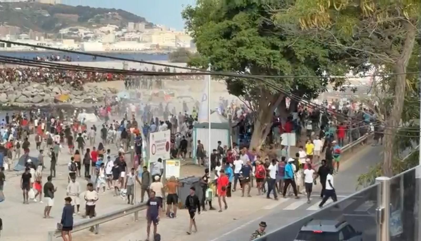 La Policía Nacional usa el gas lacrimógeno en la playa del Trampolín