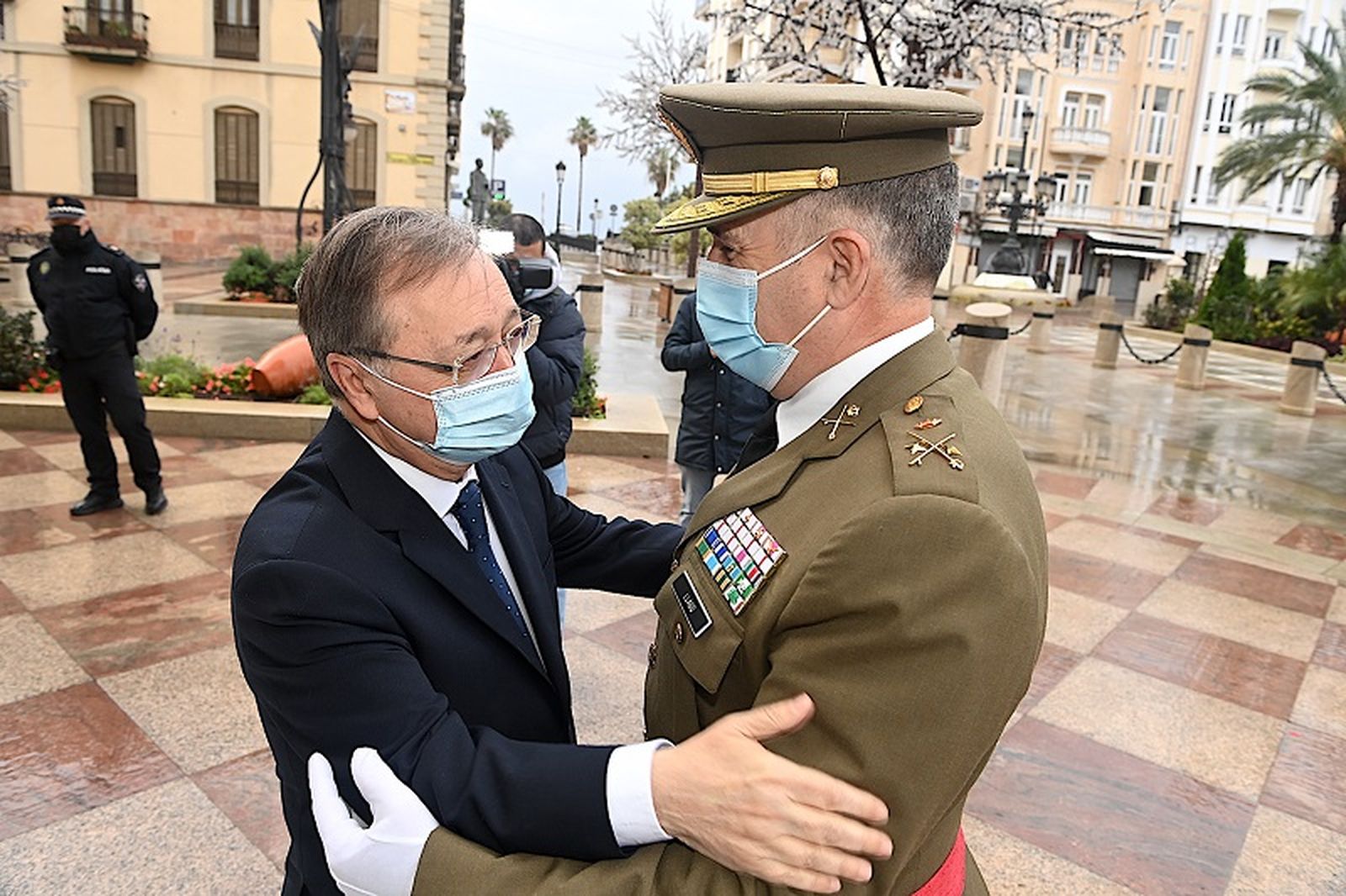 8882_comandante-y-vivas-puerta