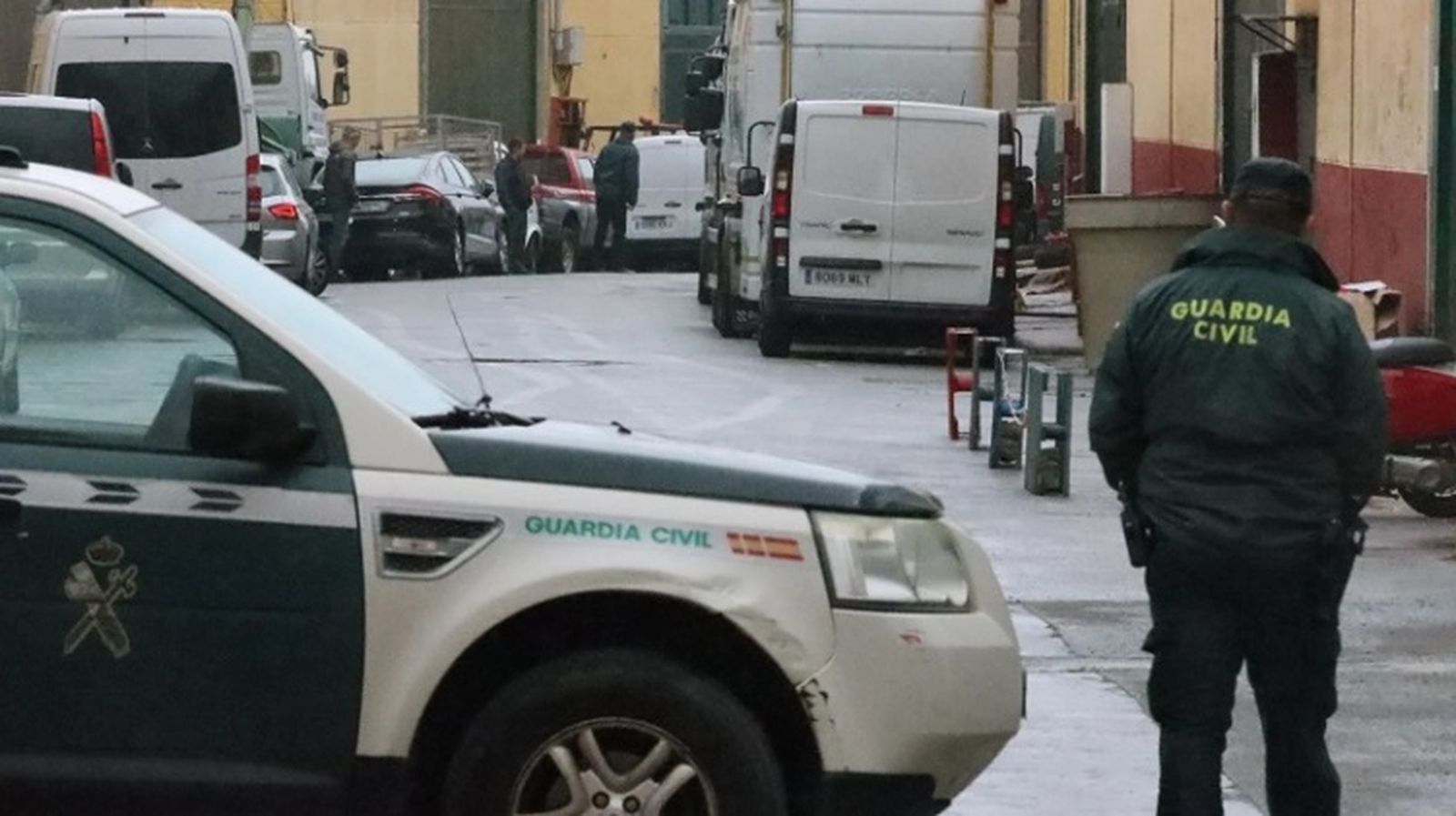 La Guardia Civil desplegada en las naves del Tarajal.