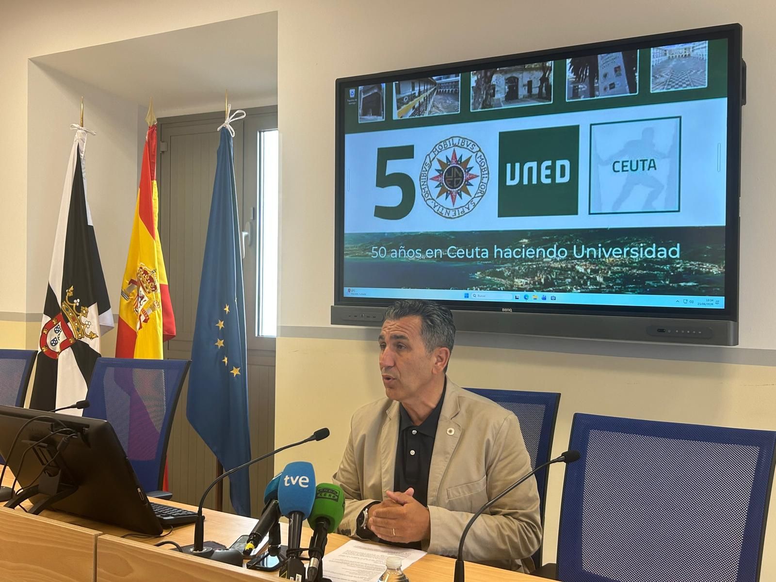 El director de la UNED Ceuta, Carlos Rontomé, durante la rueda de prensa convocada para hacer balance del curso 2025-2026