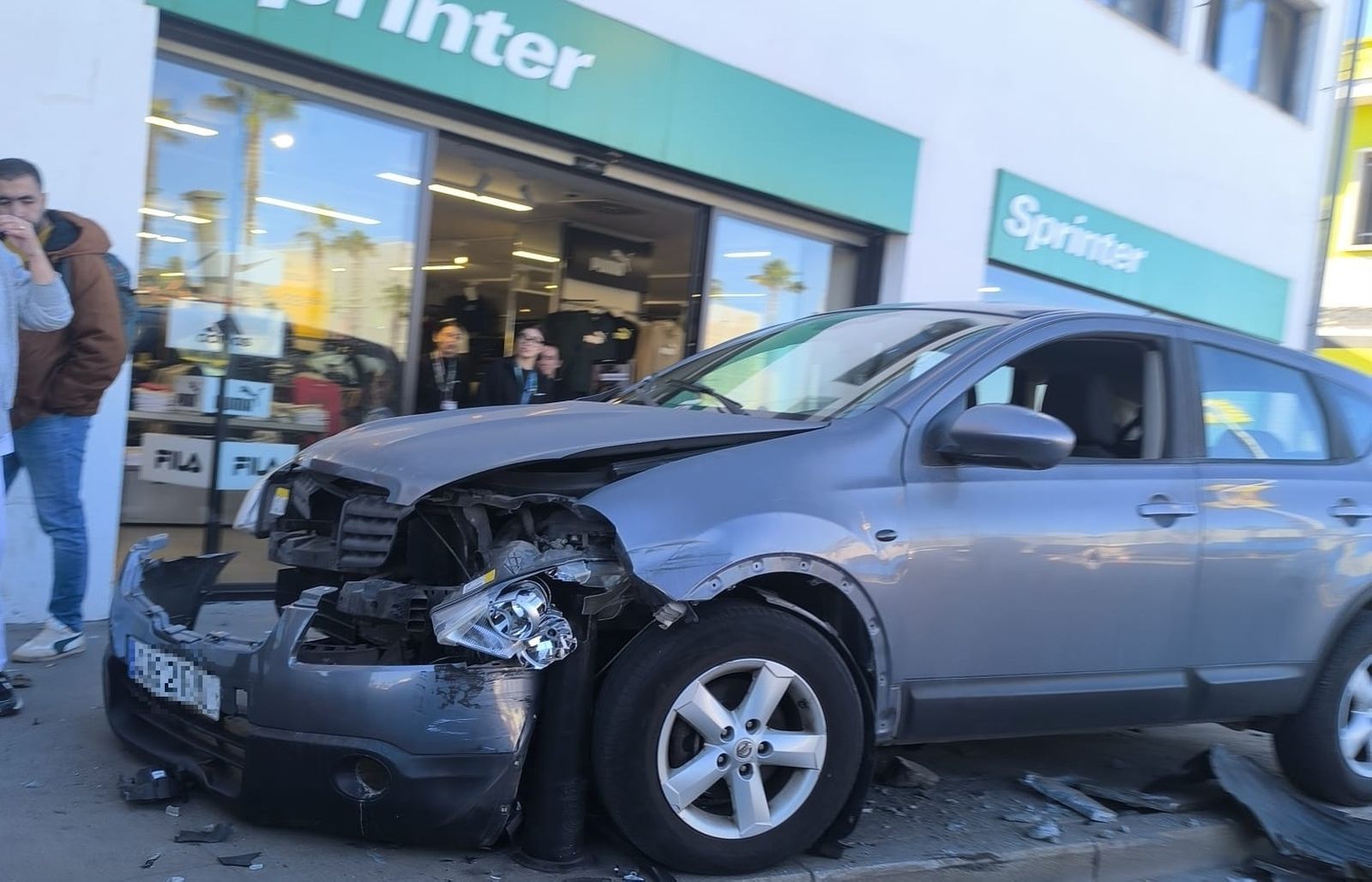 Vehículo accidentado este jueves en la avenida del Puerto, frente a Sprinter
