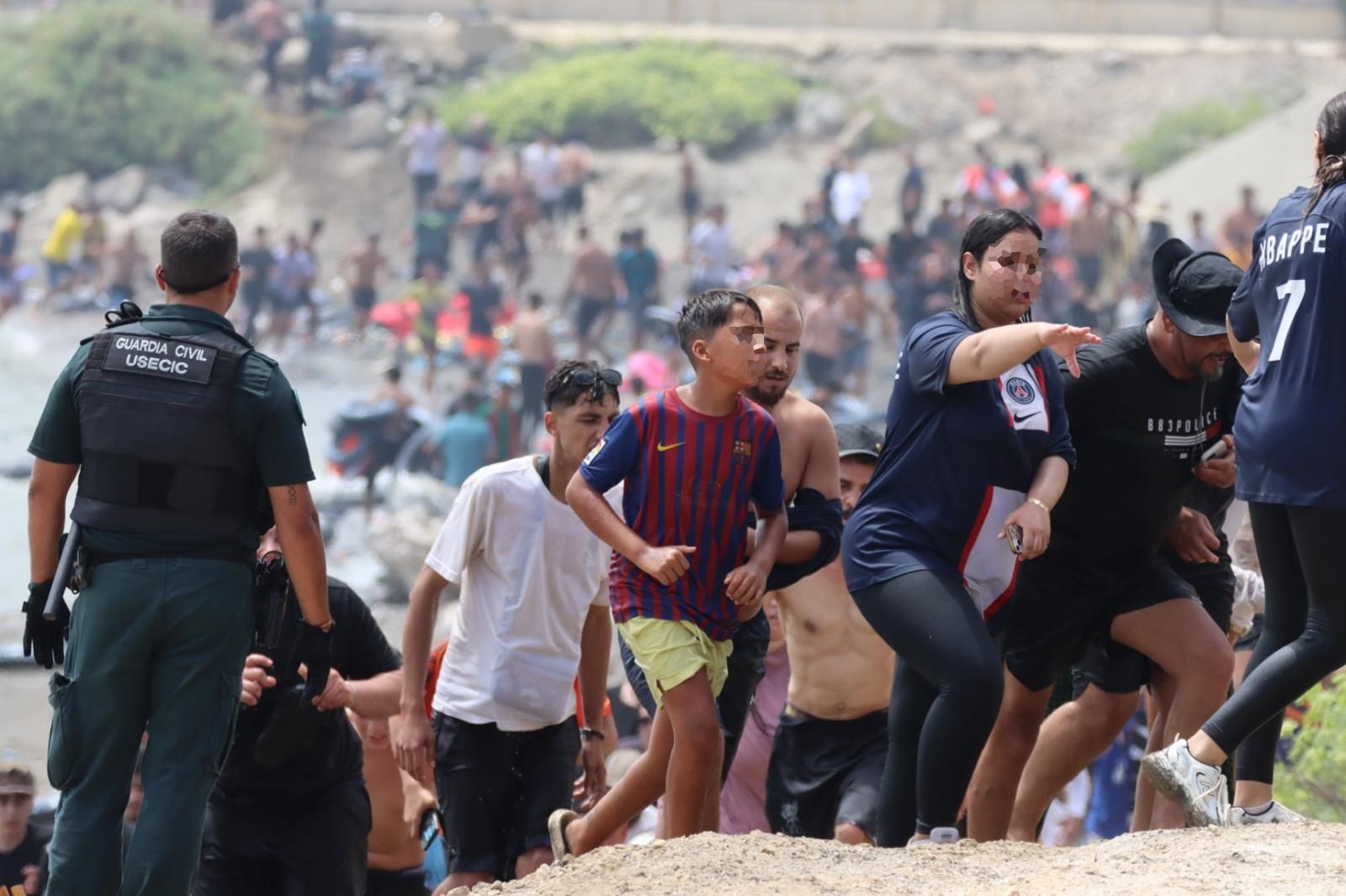 Migrantes, entre ellos varios menores, entran a la ciudad el pasado jueves