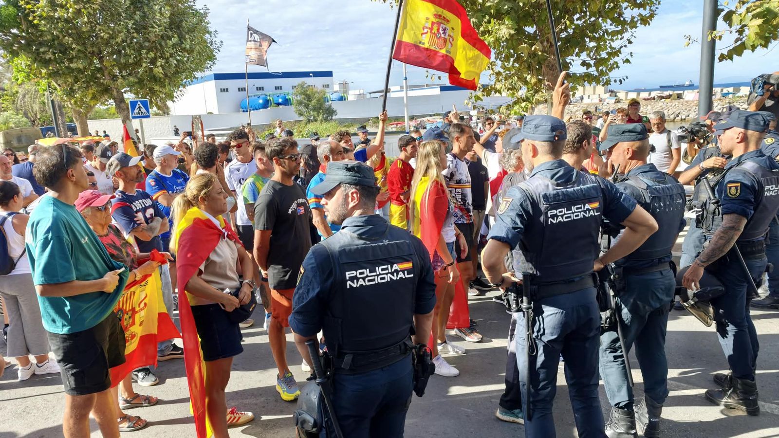 Ceutíes cortan en Benítez el paso a los vehículos de Cruz Roja que se dirigían al Trampolín
